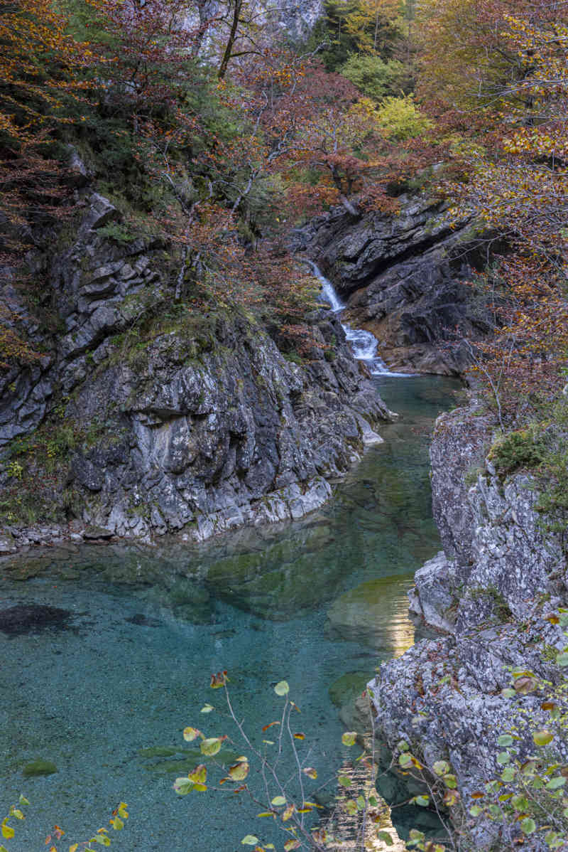 Huesca - parque nacional de Ordesa y Monte Perdido - valle de Añisclo 45 - cañon de Añisclo - rio Aso - salto de agua.jpg